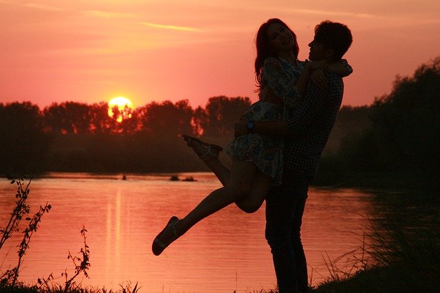 シルエット　恋人　抱き合う　夕日