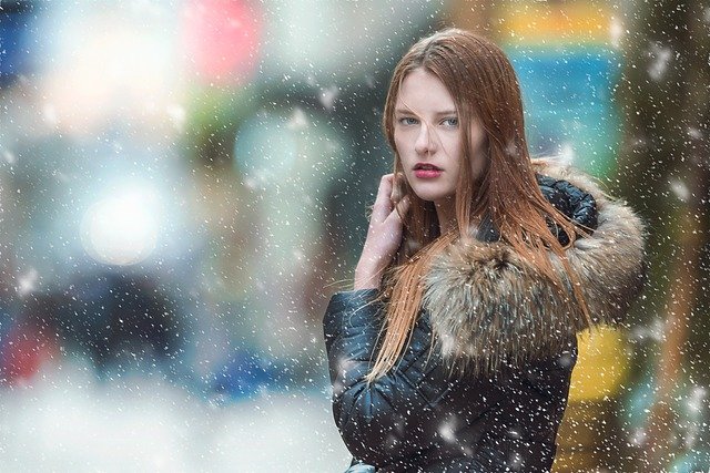若い女性　ロング　雪が降る