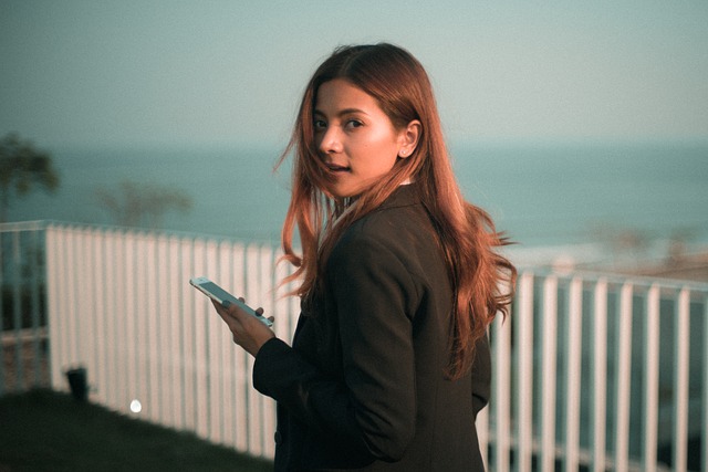 女性　振り向く　スマホ