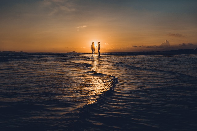 カップル　夕日　海