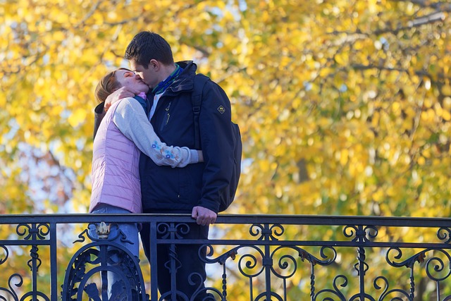 恋人同士　キス　紅葉　幸福