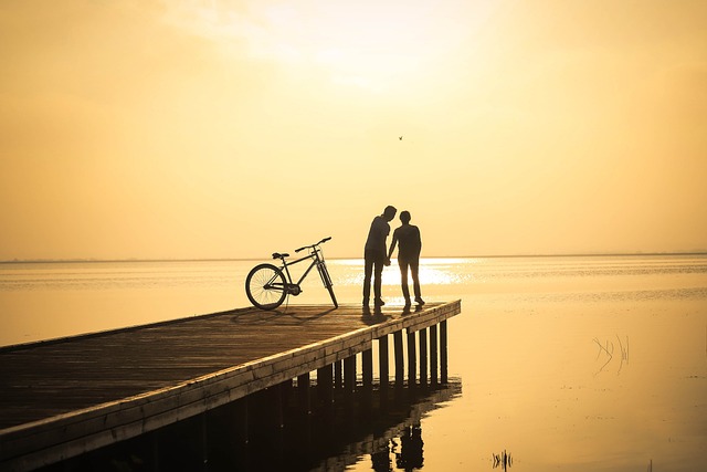 夕日　自転車　カップル　桟橋